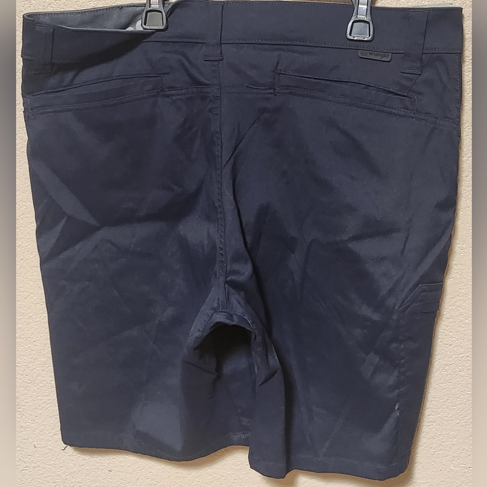 Wrangler ATG Men's Navy PERFORMANCE UTILITY Shorts Size 32, 36 And 38 - Picture 2 of 12